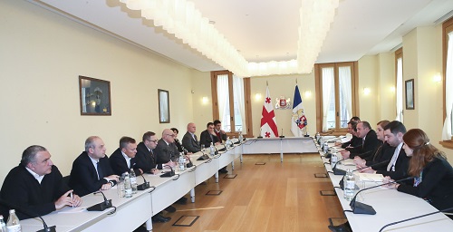 საქართველოს პრეზიდენტი ექსპერტებს შეხვდა