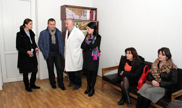 ირაკლი აბუსეიძის ინიციატივით, სოციალურად დაუცველ და მრავალშვილიან ქალბატონებს უფასო გინეკოლოგიური კვლევა ჩაუტარდათ