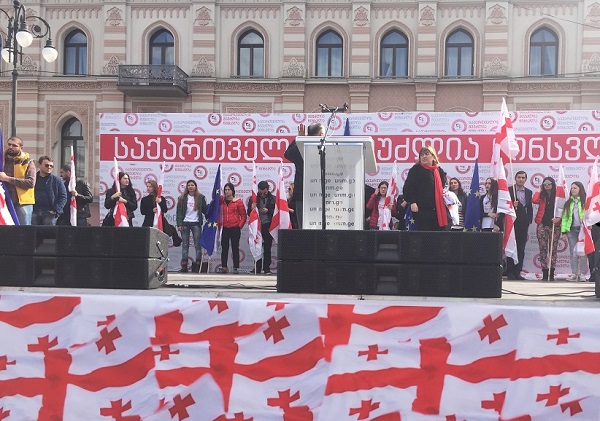თავისუფლების მოედანზე აქციის მონაწილეები და ,,ნაცმოძრაობის” ლიდერები იკრიბებიან