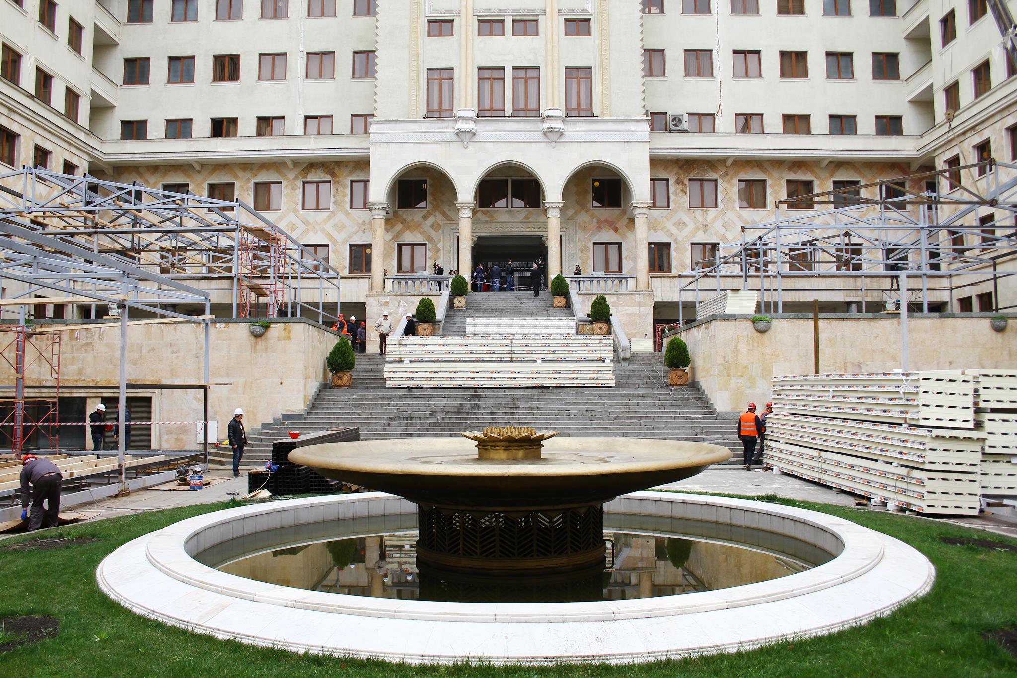 EBRD-ის ყოველწლიური შეხვედრისა და ბიზნესფორუმის ორგანიზების უზრუნველმყოფი სამთავრობო კომისიის წევრები მედიის წარმომადგენლებთან ერთად საორგანიზაციო სამუშაოებს  გაეცნენ