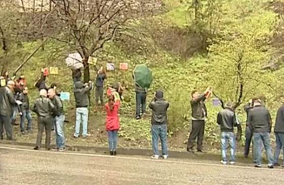 ნაცმოძრაობის აქტივისტებმა ივანიშვილის სახლთან აქცია გამართეს