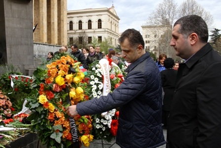  გიორგი თაბუაშვილმა  პარლამენტის შენობის  წინ,  9 აპრილს დაცემულ მამულიშვილთა მემორიალი გვირგვინით შეამკო