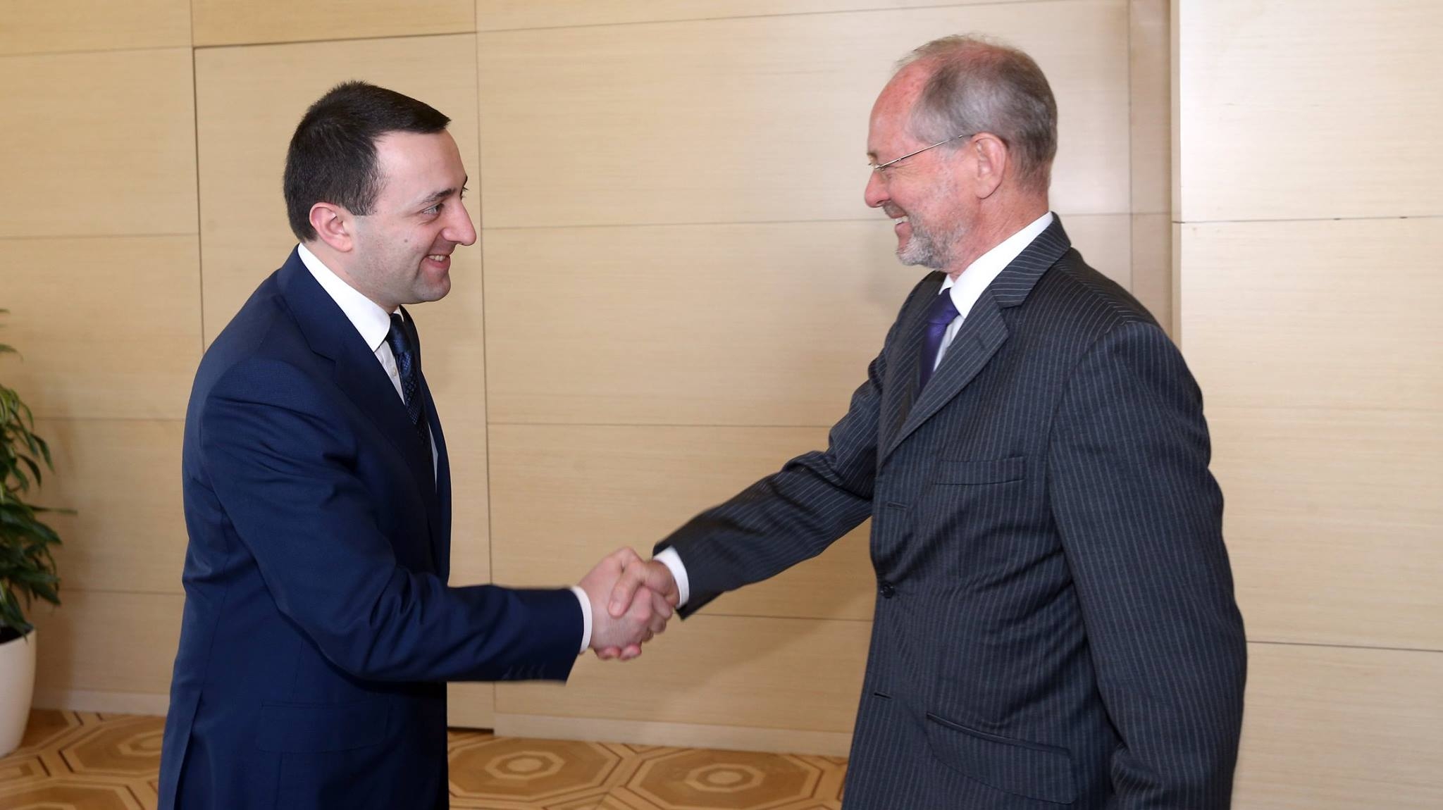  პრემიერმა და შვეიცარიის ელჩმა ბიზნესთან დაკავშირებული პრობლემები განიხილეს 