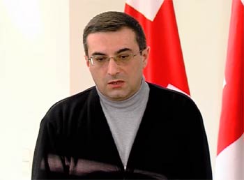 დეპუტატები პრეზიდენტის საპარლამენტო მდივანს მოუსმენენ
