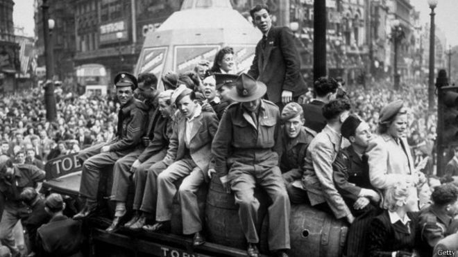 ბრიტანეთში მეორე მსოფლიო ომის დასრულების დღეს აღნიშნავენ