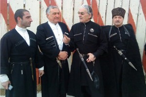 ჩოხოსნები ქაქუცა ჩოლოყაშვილის ქუჩისთვის სახელის შენარჩუნებაზე სასამართლოს გადაწყვეტილებას აპროტესტებენ