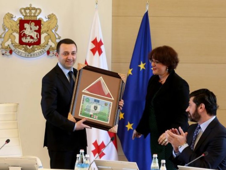 თინა ხიდაშელს ირაკლი ღარიბაშვილთან საქართველოს დროშა გამოატანეს 