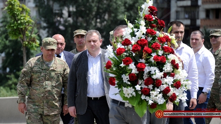  თავდაცვის უწყების ხელმძღვანელებმა ტრაგედიის ადგილი გვირგვინით შეამკეს