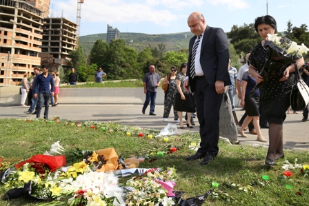  ნოდარ ხადურმა სვანიძის ქუჩაზე მოწყობილ სიმბოლურ მემორიალზე ყვავილები მიიტანა