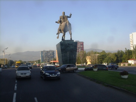 პრემიერი  აღმაშენებლის ძეგლის თბილისის ცენტრში დაბრუნებაზე ფიქრობს