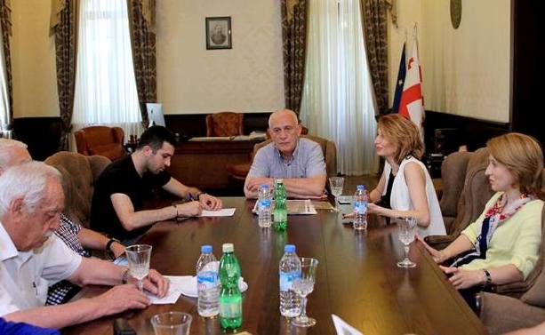 საკრებულოს თავმჯდომარის სათათბირომ თბილისის საერთაშორისო აეროპორტისთვის სახელის მინიჭების თაობაზე იმსჯელა