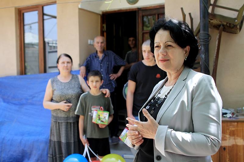 გულიკო ზუმბაძემ მძიმე საკრედიტო ვალდებულებაში მყოფი არასრულწლოვნების ოჯახი მოინახულა