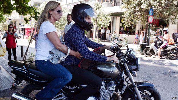 საბერძნეთის ფინანსთა მინისტრმა კაბინეტი, მეუღლესთან ერთად მოტოციკლზე ამხედრებულმა დატოვა