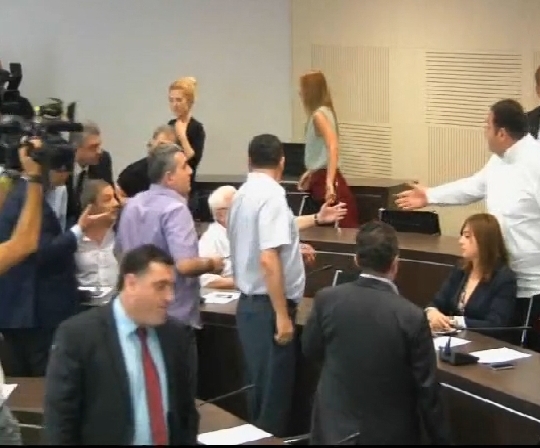 დეპუტატები სიტყვიერად დაუპირისპირდნენ