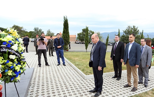ფინანსთა სამინისტრომ ომში დაღუპულების ხსოვნას პატივი მიაგო