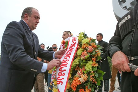 საქართველოს პრეზიდენტმა აგვისტოს ომში დაღუპული გმირების მემორიალი გვირგვინით შეამკო