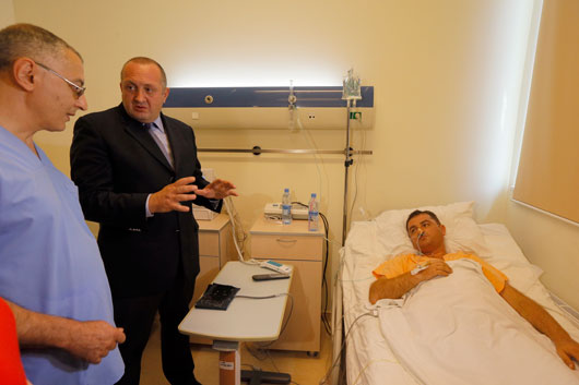 საქართველოს პრეზიდენტმა დაჭრილი პოლიციელები მოინახულა 