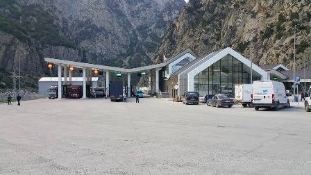 შემოსავლების სამსახური ,,ყაზბეგის” გამშვებ პუნქტზე შეზღუდვებს, რუსეთის მხრიდან წარმოქმნილ შეფერხებებს უკავშირებს