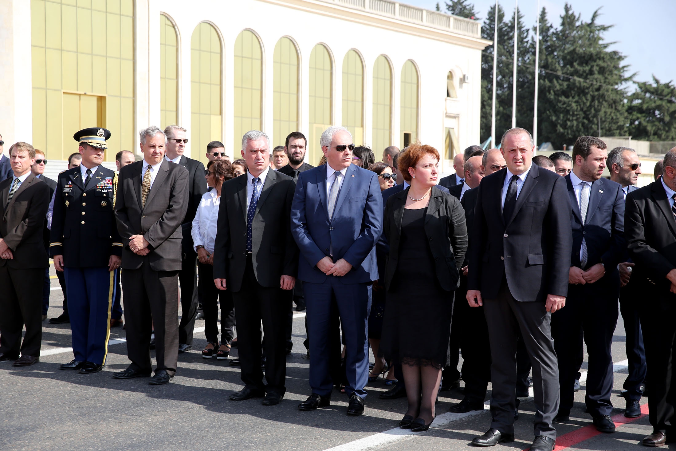 გიორგი მღებრიშვილი ავღანეთში გმირულად დაღუპული ჯარისკაცის ცხედრის გადმოსვენების ცერემონიას დაესწრო