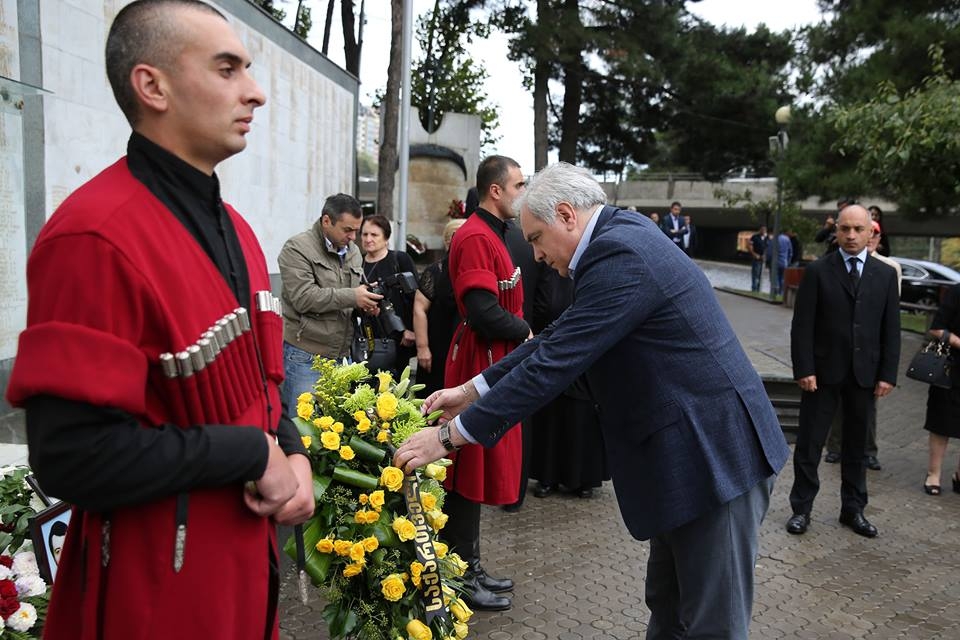 შს მინისტრმა გმირთა მემორიალი გვირგვინით შეამკო 