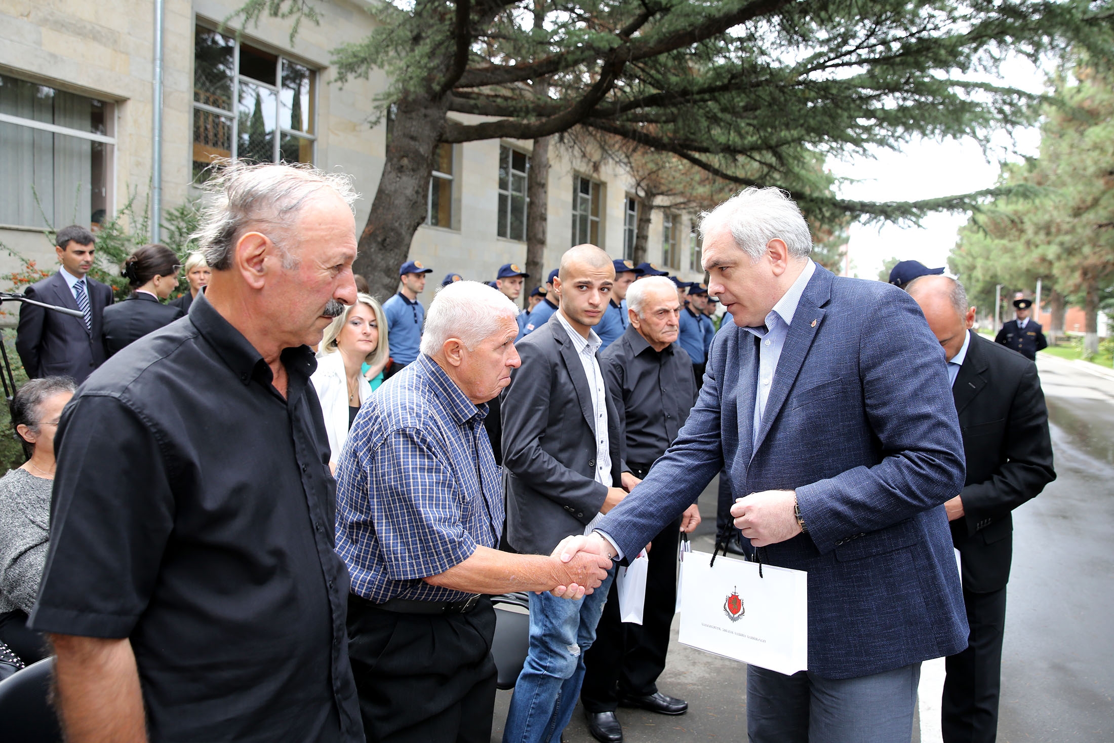 შს მინისტრმა   აფხაზეთის ომში დაღუპული შსს-ს აკადემიის კურსანტების მემორიალი გვირგვინით შეამკო