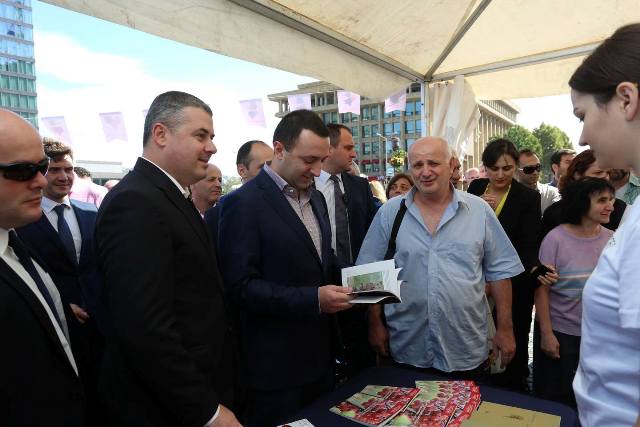 ვარდების მოედანზე ღვინის აღლუმი გაიმართა