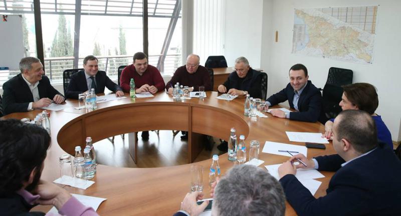 საპარლამენტო უმრავლესობის ლიდერის საკითხზე ,,ქართულ ოცნებაში” ხვალ იმსჯელებენ