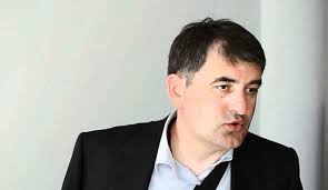 სოზარ სუბარი ვარაუდობს, რომ  შუშის ხიდი და ანბანის კოშკი დევნილთათვის განკუთვნილი თანხებით აშენდა