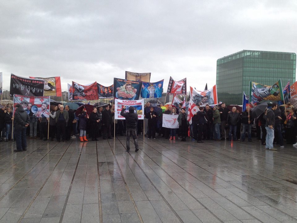 ქუთაისში, პარლამენტის შენობის წინ საპროტესტო აქცია მიმდინარეობს 