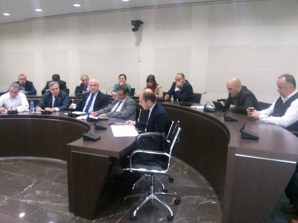 პარლამენტში უმცირესობის სხდომა მიმდინარეობს