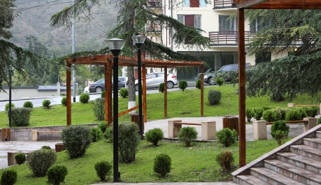 კრწანისის რაიონში რეაბილიტირებული სკვერი გაიხსნა