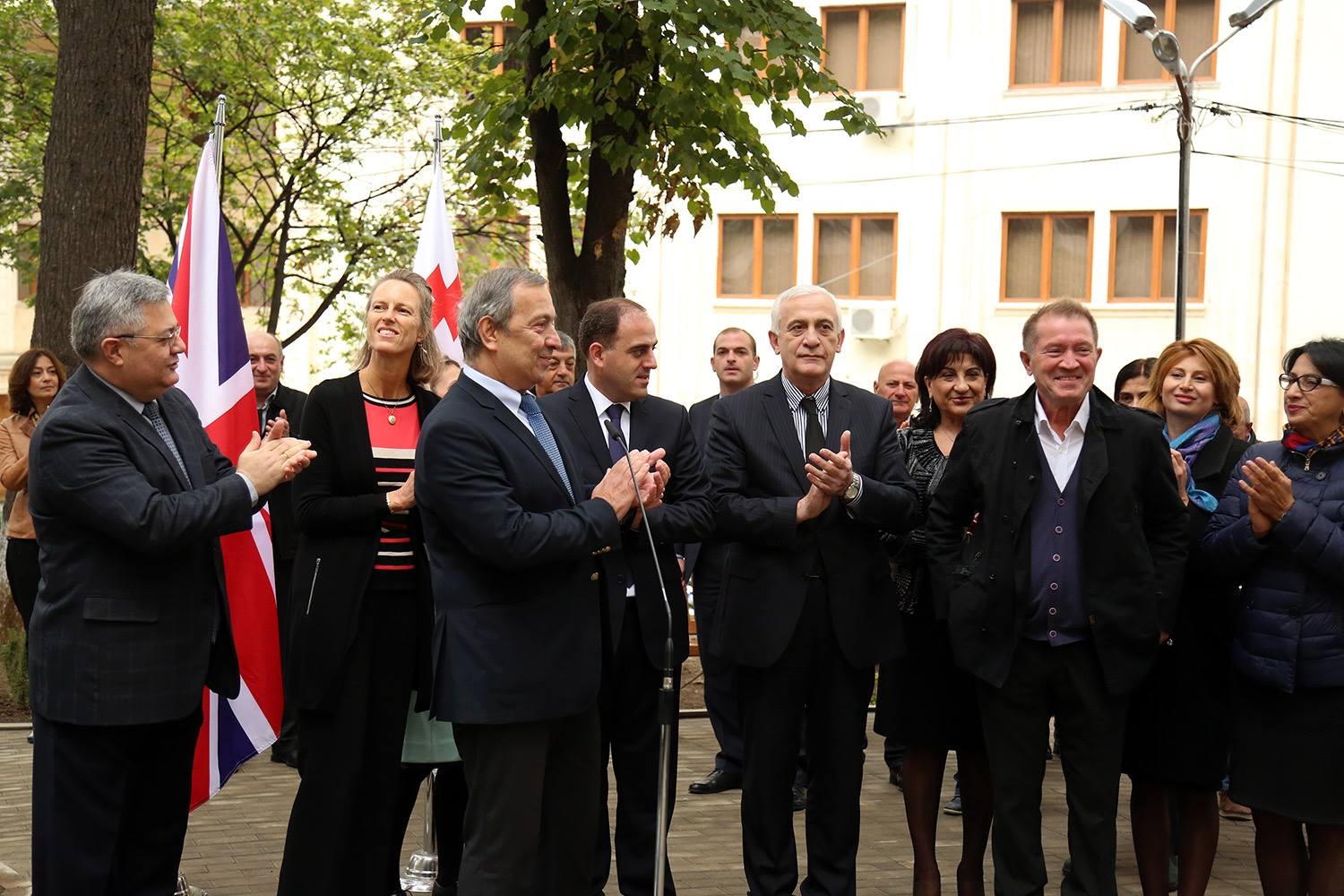 გიორგი ალიბეგაშვილმა პარლამენტის თავმჯდომარესთან, დედაქალაქის მერთან და  დიდი ბრიტანეთის ელჩთან ერთად და-ძმა უორდროპების ძეგლი გახსნა