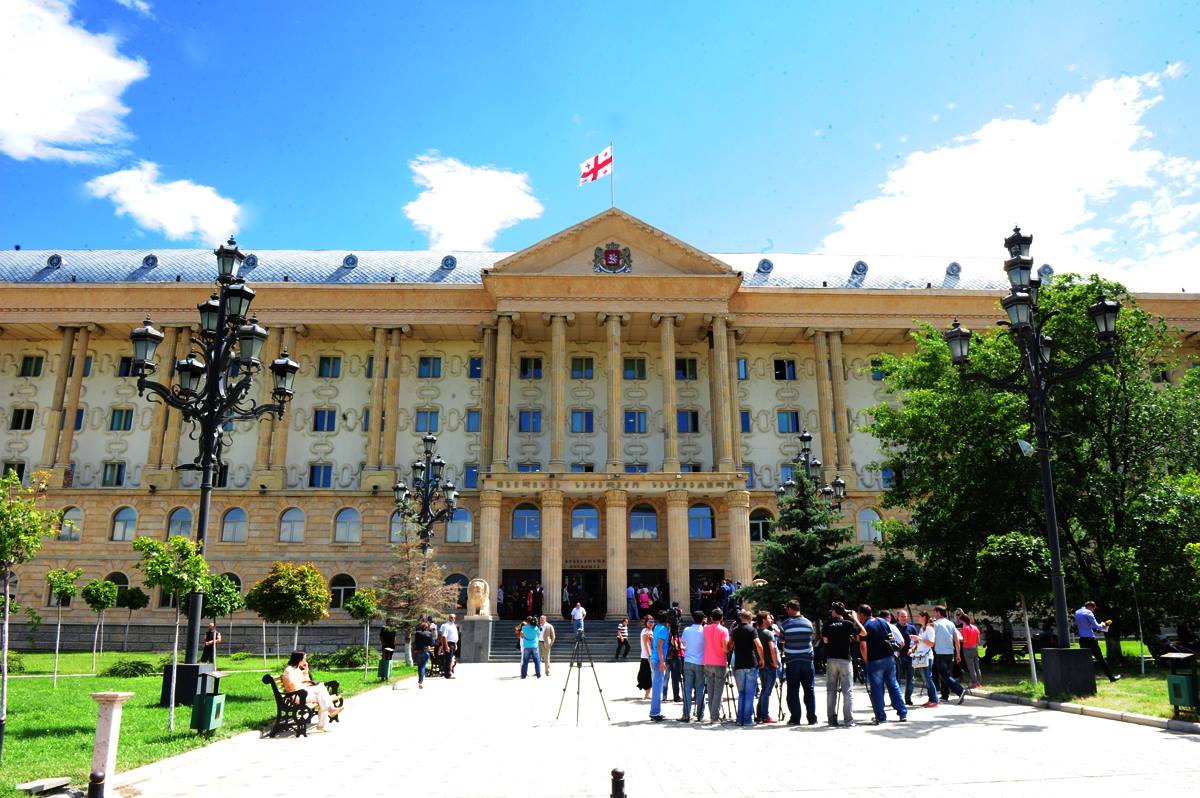 რუსთავი 2-ის საქმის განხილვას არასამთავრობო ორგანიზაციების წარმომადგენლები და პოლიტიკოსები ესწრებიან