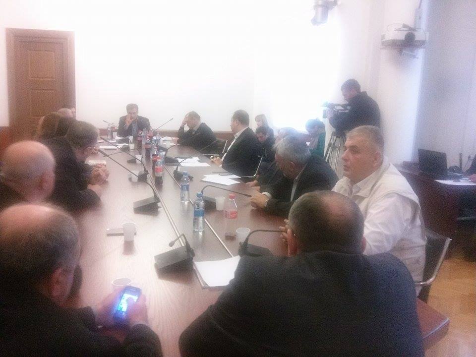 საპროცედურო საკითხთა კომიტეტის სხდომას არასაპარლამენტო ოპოზიციის წარმომადგენლებიც ესწრებიან