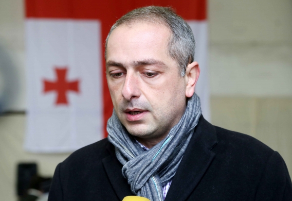 ირაკლი სესიაშვილის ვარაუდით,  ე.წ. ბოევიკები, ძალოვანი უწყებიდან გაშვებული პირები არიან 