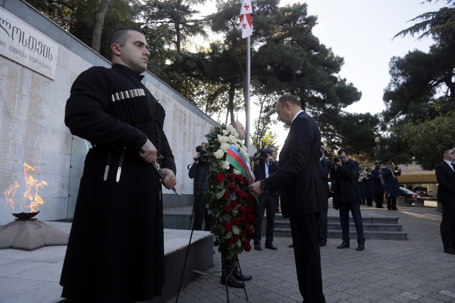ილჰამ ალიევმა ჰეიდარ ალიევის მონუმენტი თბილისში, გვირგვინით შეამკო 