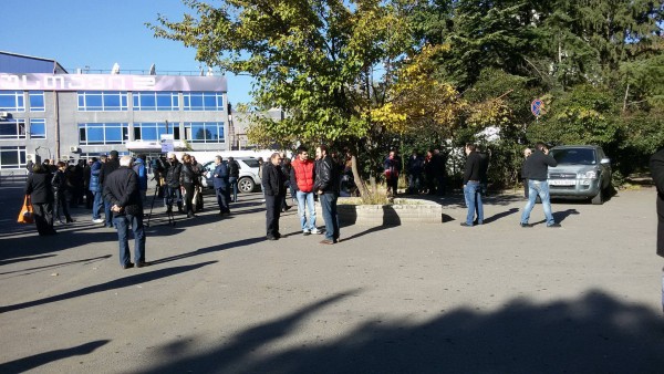 "რუსთავი 2"-ის  ეზოსთან ტელეკომპანიის მხარდამჭერები არიან შეკრებილი