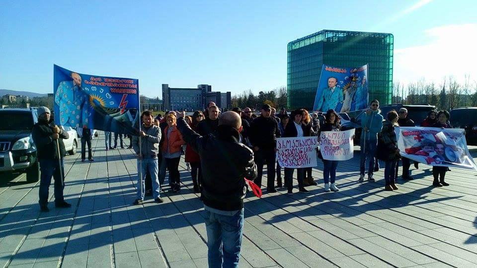 პარლამენტის წინ საპროტესტო აქცია-პერფორმანსი  მიმდინარეობს 