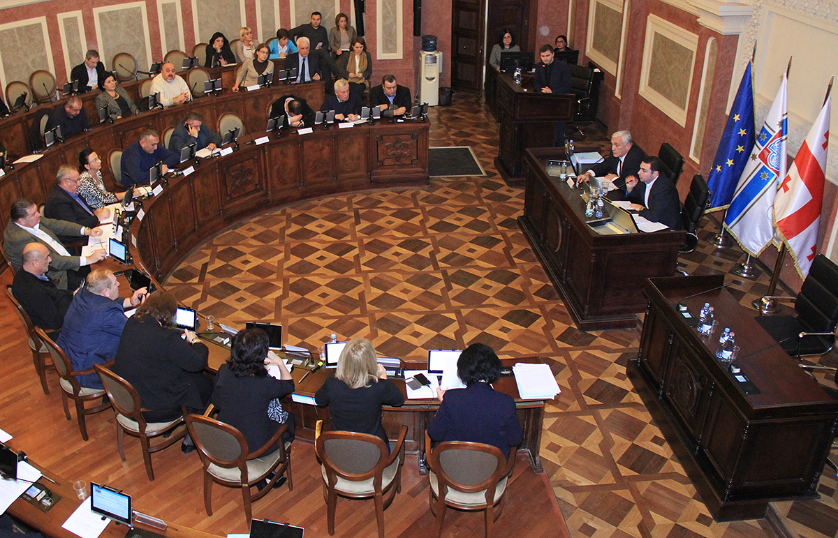 საკრებულოს სხდომაზე დეპუტატებმა დღის წესრიგით გათვალისწინებული 57 საკითხი განიხილეს