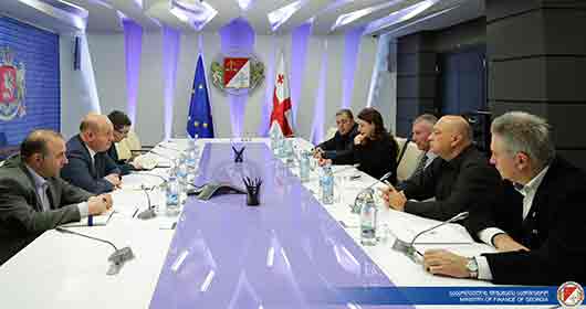 ფინანსთა მინისტრის, ნოდარ ხადურის შეხვედრა ჭადრაკის მსოფლიო ფედერაციის აღმასრულებელ დირექტორთან, ნაიჯელ ფრიმანთან