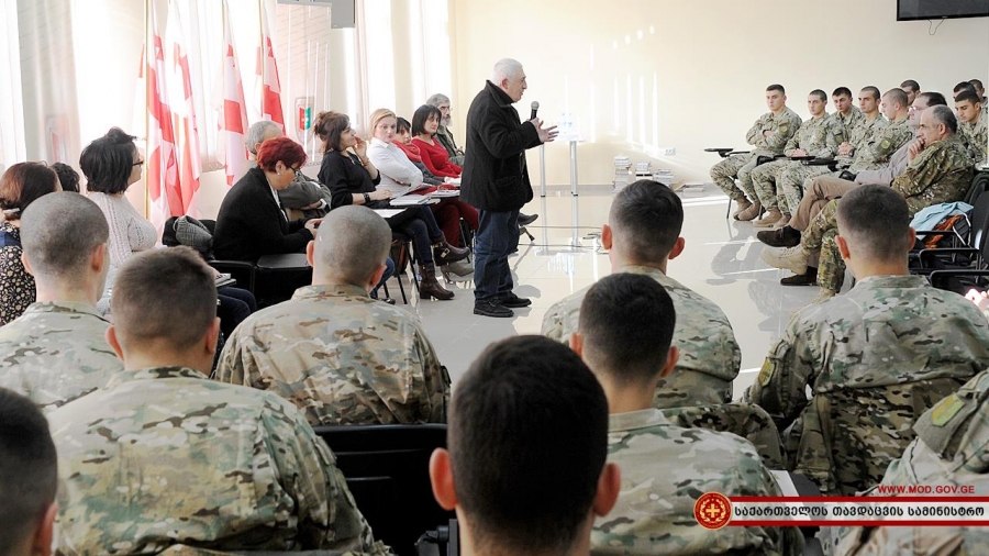 თავდაცვის აკადემიას პროექტ „ცოცხალი წიგნების“ ფარგლებში მწერლები და პოეტები ესტუმრნენ