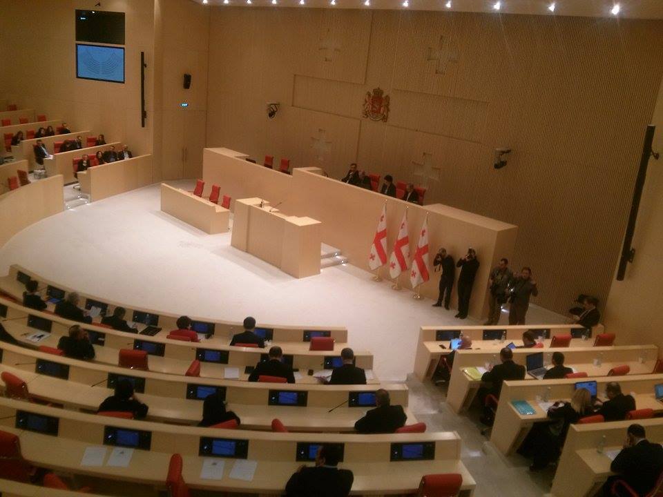 პარლამენტში მინისტრებს უსმენენ 