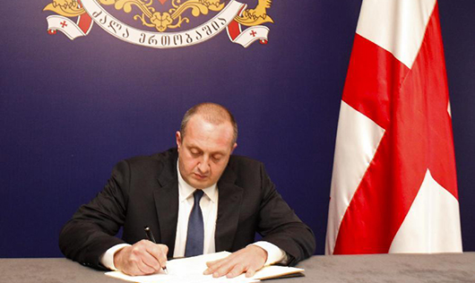 პრეზიდენტმა მოწმეთა დაკითხვის  და საპოლიციო გამოსახლების წესთან  დაკავშირებულ 2 კანონს ხელი მოაწერა