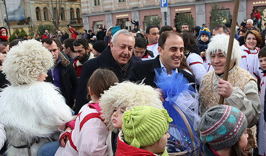 დავით ნარმანია  ალილოს მსვლელობას შეუერთდა და მონაწილეებს საშობაო ნობათი  გადასცა