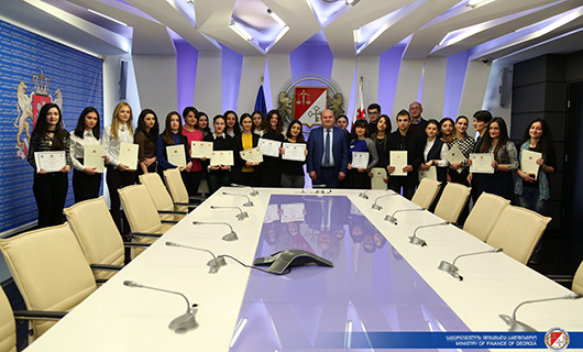 ფინანსთა მინისტრმა, ნოდარ ხადურმა სტუდენტებს სერტიფიკატები გადასცა
