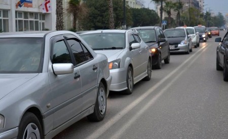 საპროტესტო აქციის მონაწილის მტკიცებით,  დეპუტატმა მეჭიაურმა ხელი გაარტყა