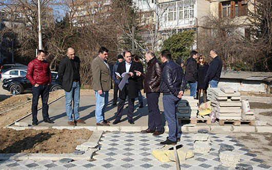 დავით ნარმანიამ საბურთალოს რაიონში სკვერის კეთილმოწყობის სამუშაოები დაათვალიერა