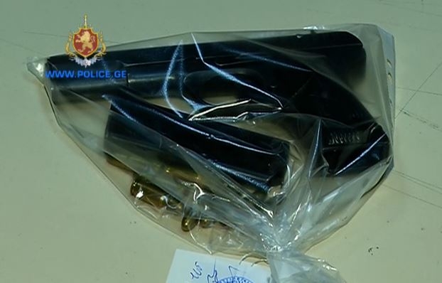 შსს-მ ცეცხლსასროლი იარაღის შეძენა-შენახვა-ტარების ბრალდებით ერთი პირი დააკავა