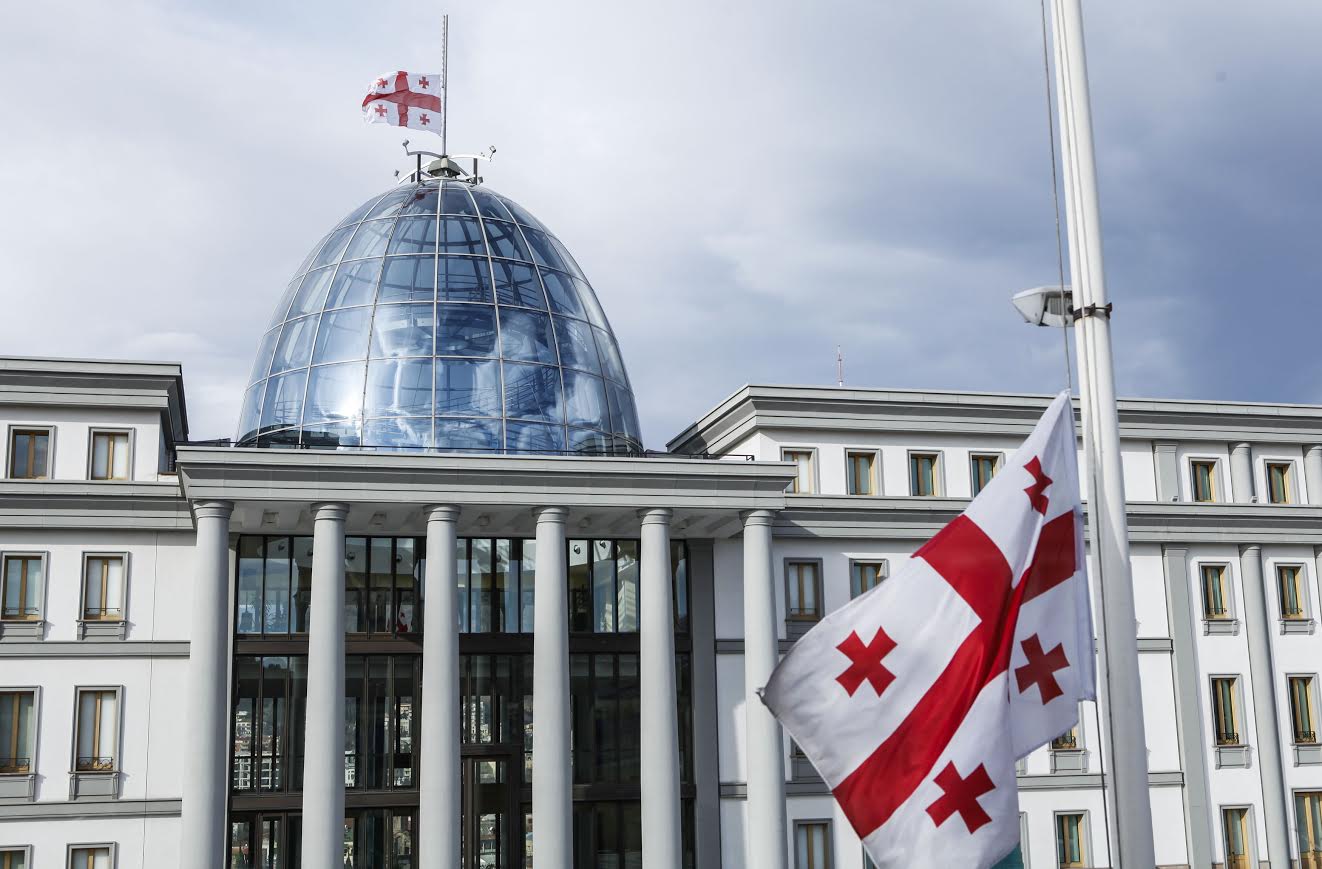 საქართველოს პრეზიდენტის სასახლეზე  სახელმწიფო  დროშა დაეშვა