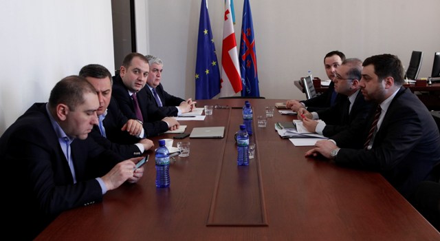 პრეზიდენტის მიერ პარლამენტში წარდგენილი ეროვნული ბანკის საბჭოს წევრობის კანიდატის განხილვები გრძელდება